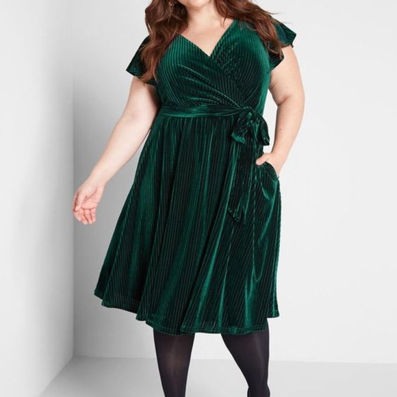 Modcloth Dresses & Skirts - Modcloth Green Velvet Timeless Embrace Midi Dress